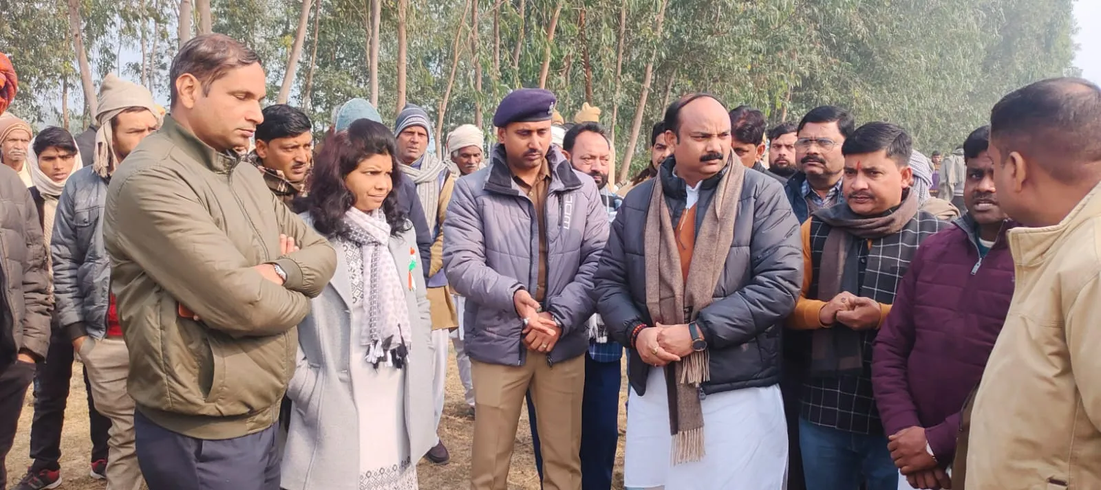 शाहजहांपुर: एक साथ उठीं अर्थियां, बहगुल नदी किनारे जलीं चिताएं, सांसद और विधायक भी पहुंचे गांव 