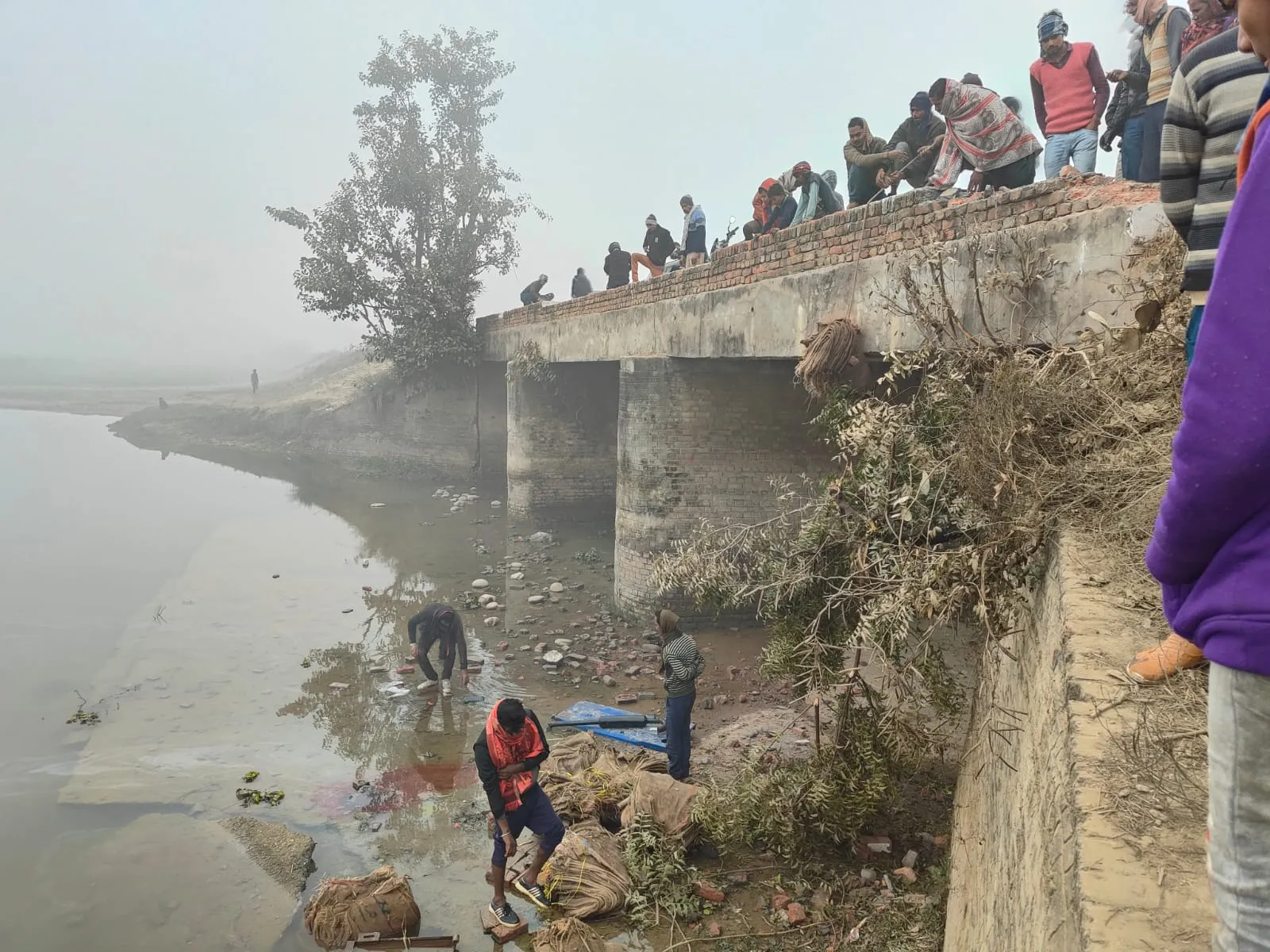 शाजहांपुर: कोहरा बना काल, पुलिया से टकराकर 15 फिट नीचे तालाब में गिरी ट्रैक्टर-ट्रॉली, चाचा-भतीजे की मौत