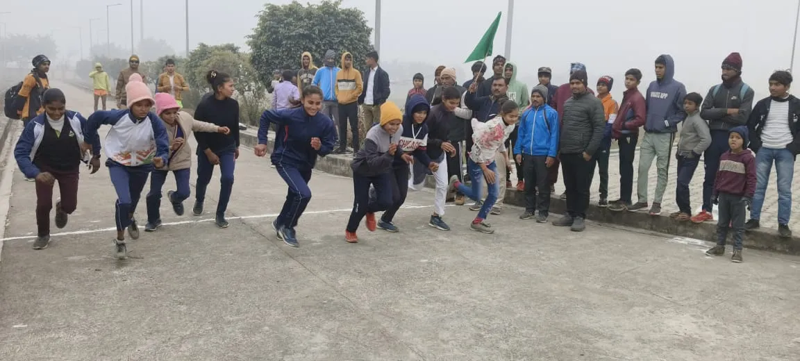 कासगंज: गणतंत्र दिवस पर अभिषेक ने जीती ओपन क्रॉस कंट्री दौड़ प्रतियोगिता, सम्मान पाकर विजय प्रतियोगियों का खिला चेहरा