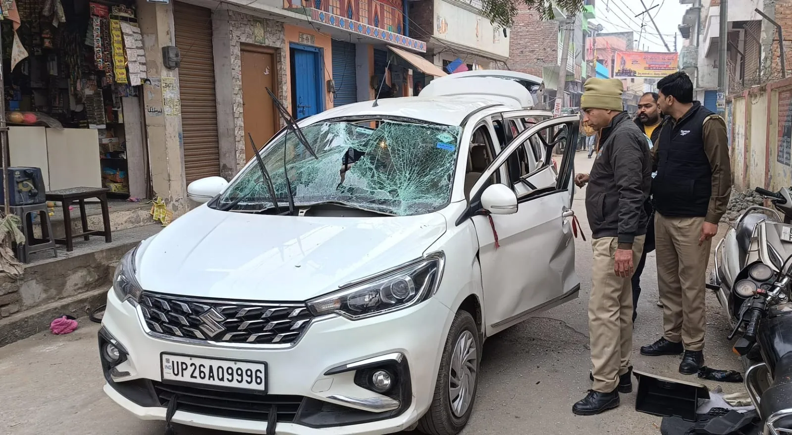 पीलीभीत: कोतवाली के पास चलती कार में अचानक ब्लास्ट, शीशे के टुकड़े लगने से चालक समेत कई घायल