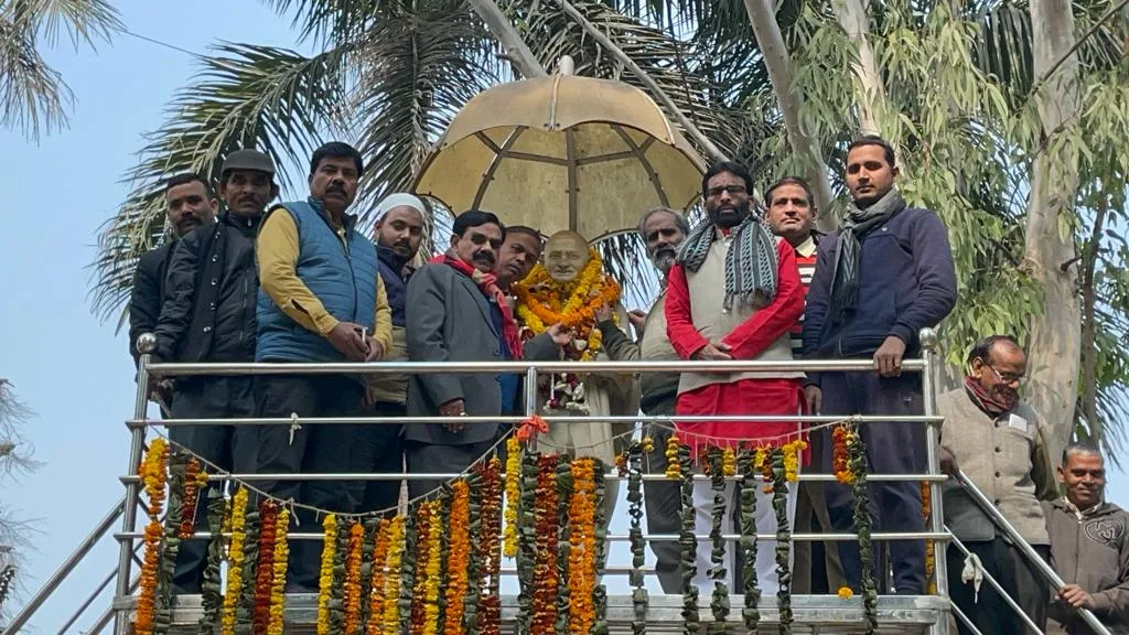 महात्मा गांधी की पुण्यतिथि पर कांग्रेस ने दी श्रद्धांजलि, बोले- बापू की वजह से ही ले रहे आजाद हवा में सांस