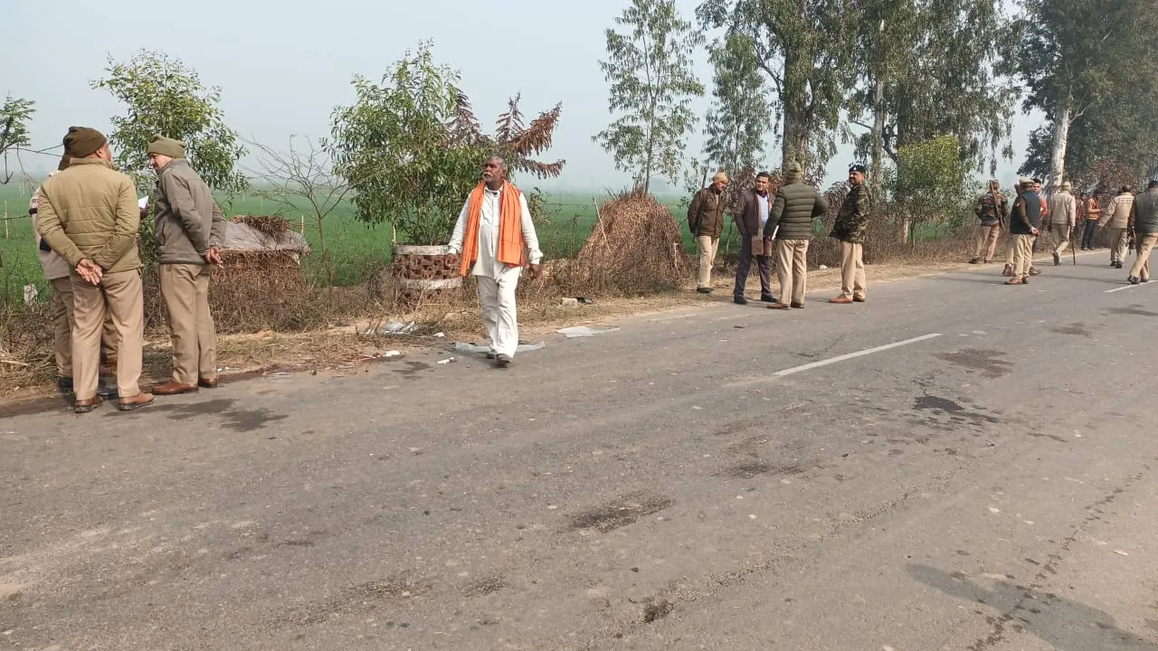 बदायूं: मैजिक से टकराकर ट्रैक्टर में घुसी बाइक, युवक की मौत, दो घायल