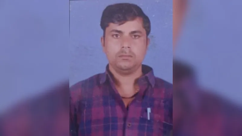 Etawah: सड़क किनारे युवक का पड़ा मिला शव, परिजनों ने जताई हत्या की आशंका, पास में मिला दारू का पउआ और काला पाउडर