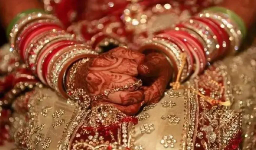 रामपुर: प्रेमी के साथ जाने को अड़ी दूसरे समुदाय की नवविवाहिता, विवाह करने की लगाई गुहार