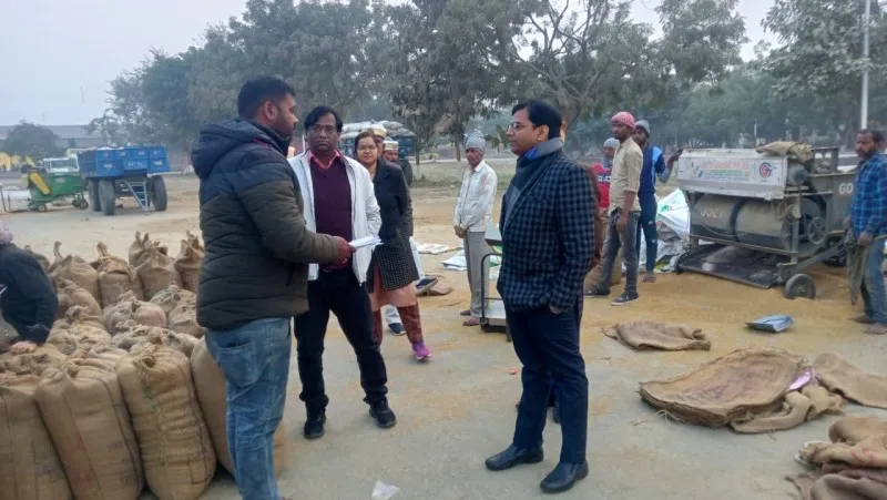 अंबेडकरनगर: एडीएम ने धान क्रय केंद्रों का किया निरीक्षण, जिम्मेदारों को दिया निर्देश