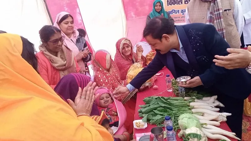 अंबेडकरनगर पात्रों के घर पहुंच रही हैं जनकल्याणकारी योजनाएं - जिलाधिकारी (2)