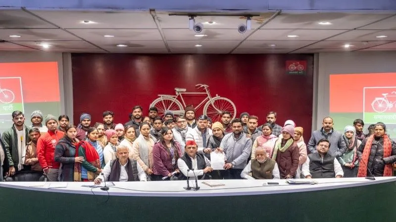 लखनऊ : अखिलेश यादव से मिले कोविड-19 कर्मचारी संघ के प्रतिनिधि, समायोजन को लेकर एमपी और हरियाणा का दिया उदाहरण