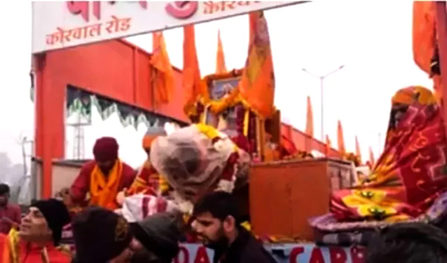 108 फिट की धूपबत्ती से महकेगी अयोध्या, गुजरात से आगरा पहुंची, जानिए क्या है इसकी खासियत