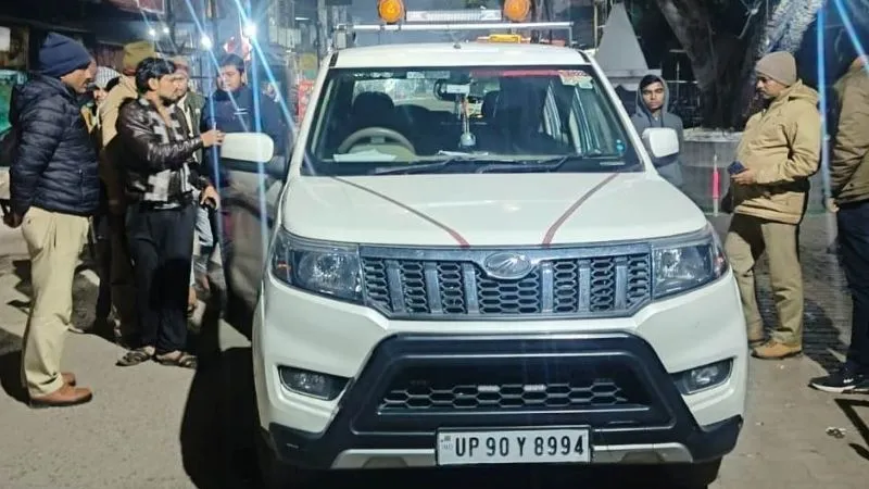 Banda News: अतर्रा में वाहन चेकिंग के दौरान बोलेरो से बरामद हुए 8.80 लाख रुपये, पुलिस ने आयकर विभाग को दी सूचना