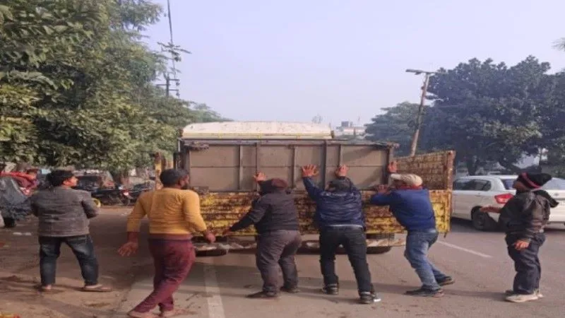 लखनऊ : नगर निगम ने अतिक्रमण के खिलाफ चलाया अभियान, इन इलाकों में हुई कार्रवाई