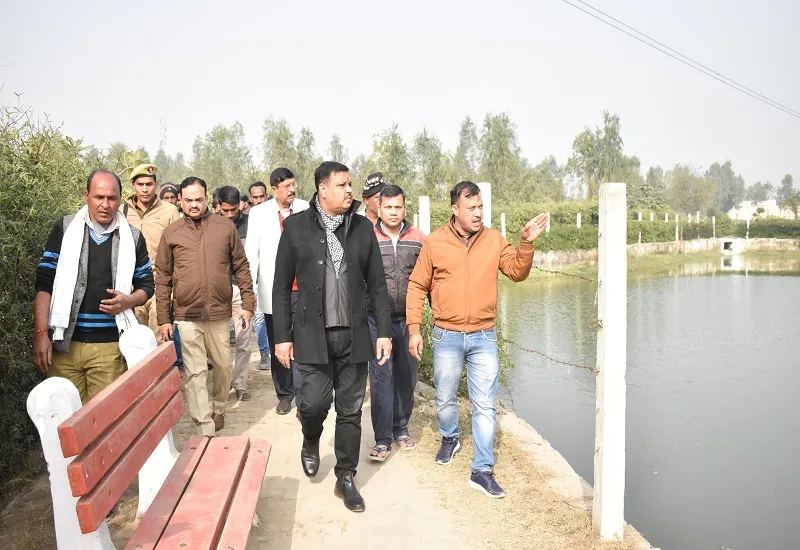 मुरादाबाद :  प्राकृतिक सौंदर्य बढ़ाने को नर्सरी में लगेगा छिपकली और परदा बेल, नगर आयुक्त ने किया अमृत सरोवर का निरीक्षण