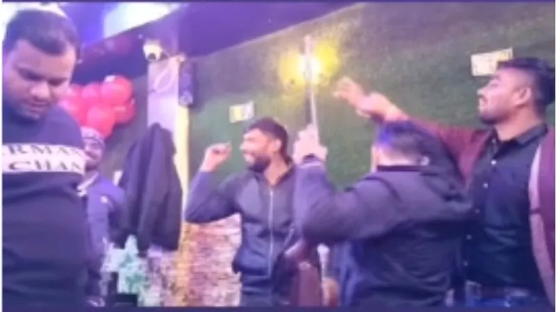 Kanpur: भाजपा नेता के भाई की जन्मदिन पार्टी में असलहा लेकर हुआ डांस, वीडियो वायरल, पुलिस ने दिया यह तर्क..जानें...