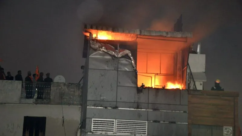 Kanpur: बिल्डिंग में लगी आग; चंद मिनटों में इमारत को लिया अपनी चपेट में.. दमकलकर्मियों ने कड़ी मशक्कत के बाद पाया काबू...
