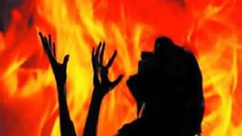बरेली: सरेराह महिला को जिंदा जलाने का प्रयास, पति और जेठों ने किया अपहरण