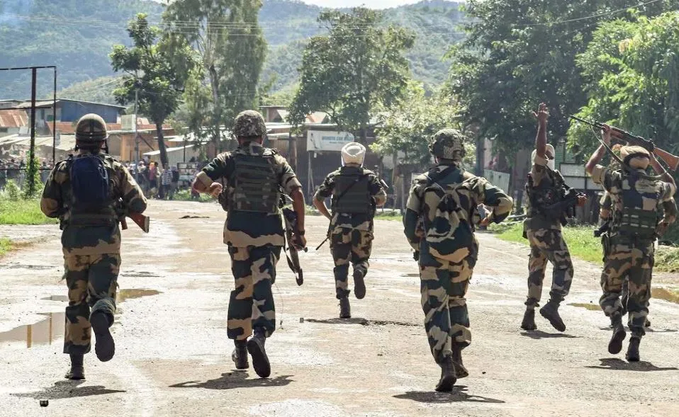 मणिपुर के मोरेह में सुरक्षा बलों और उग्रवादियों के बीच मुठभेड़, पुलिस चौकी पर फेंके बम, एक पुलिसकर्मी शहीद  