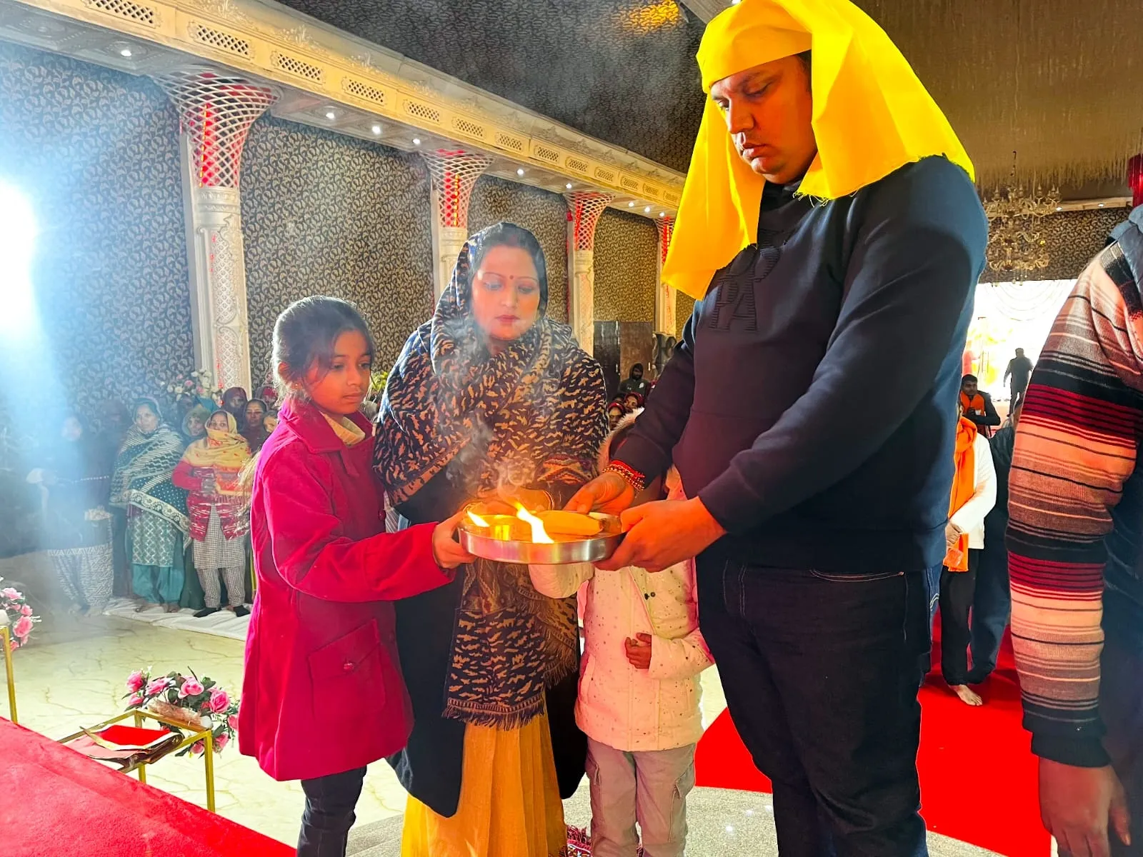 आरती करते सांसद पुत्र अजय लोधी एवं उनका परिवार।