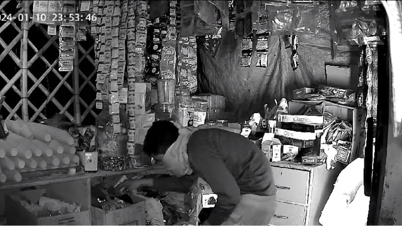 Etawah News: मोबाइल की दुकान व तीन गुमटियों के ताले टूटे, घटना सीसीटीवी कैमरे में हुई कैद, पुलिस ने शुरू की जांच...