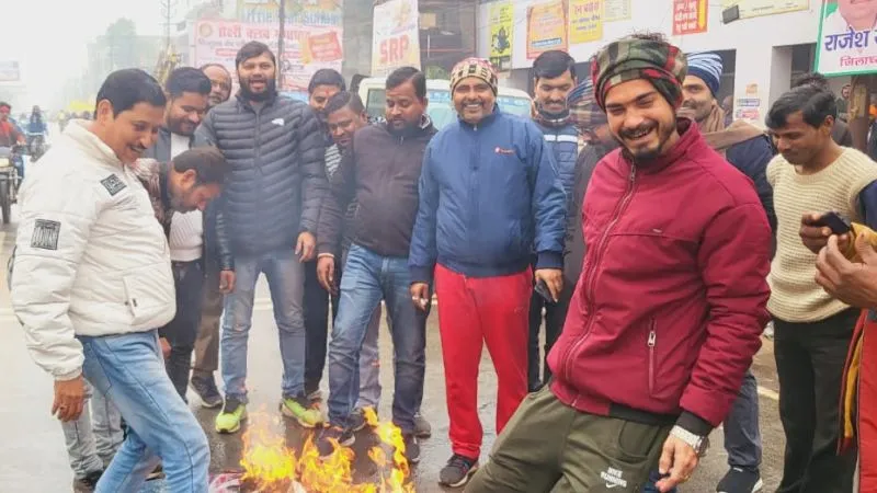 Unnao News: प्रभु श्रीराम पर विवादित बयान देने पर एनसीपी नेता का फुंका पुतला, केंद्र सरकार से कार्रवाई की मांग की