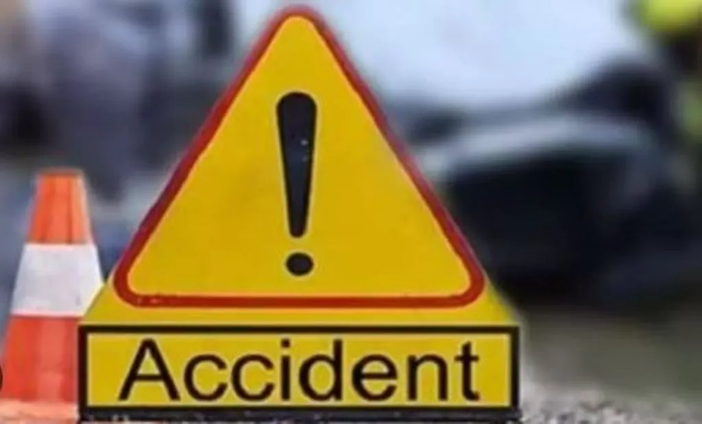 खड़े ट्रक से टकराई कार, सड़क हादसे में दिल्ली पुलिस के दो अधिकारियों की मौत 