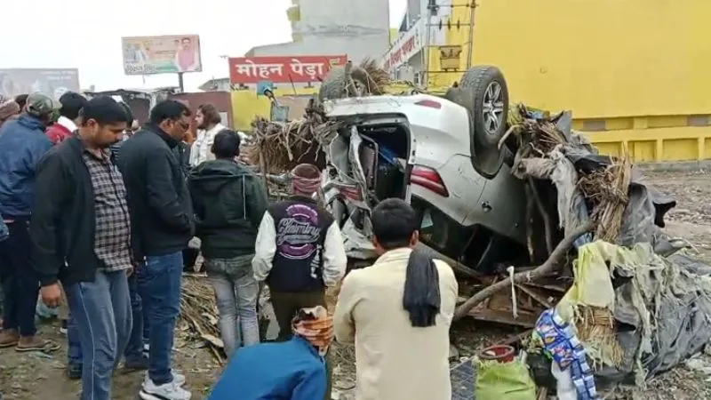 Fatehpur Accident: ट्रेलर ने खड़ी लग्जरी कार में मारी टक्कर, एक की मौत व दो घायल