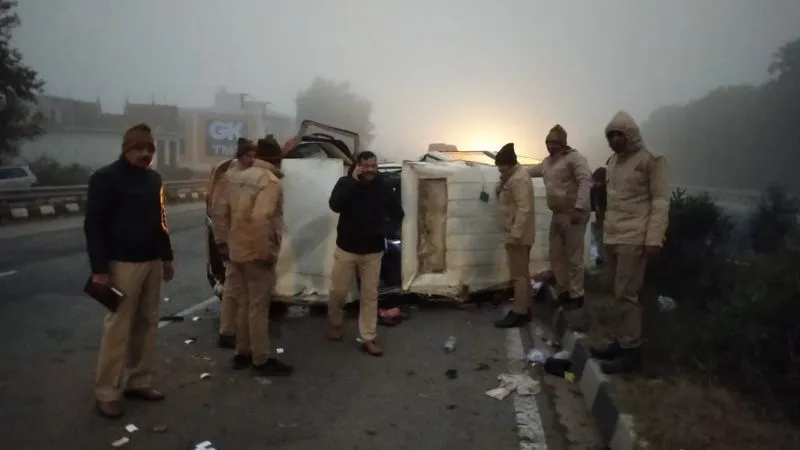 Auraiya News: शव लेकर जा रही एंबुलेंस डिवाइडर से टकराकर पलटी, चालक की मौत