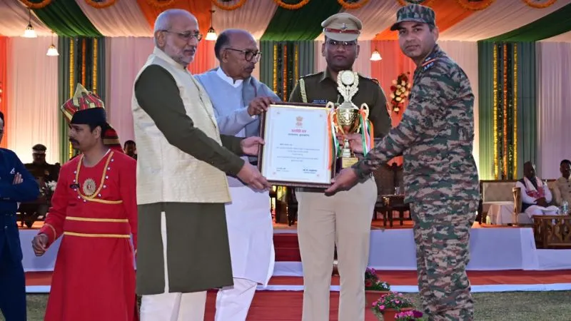 Auraiya: झारखंड में बीटिंग रिट्रीट समारोह में सम्मानित हुए राम रूप द्विवेदी; राज्यपाल ने शॉल उड़ाकर और स्मृति चिन्ह देकर किया सम्मानित...