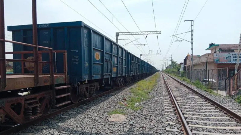 Auraiya News: कंचौसी में प्रेशर पाइप खुलने से खड़ी रही मालगाड़ी; क्रासिंग रोड से नहरपुल तक लगा जाम..