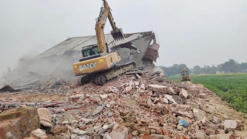 Kannauj: जमींदोज हुआ हिस्ट्रीशीटर मुनुआं का बंकरनुमा मकान, दीवारों में बनाए छेदों से हुई फायरिंग...