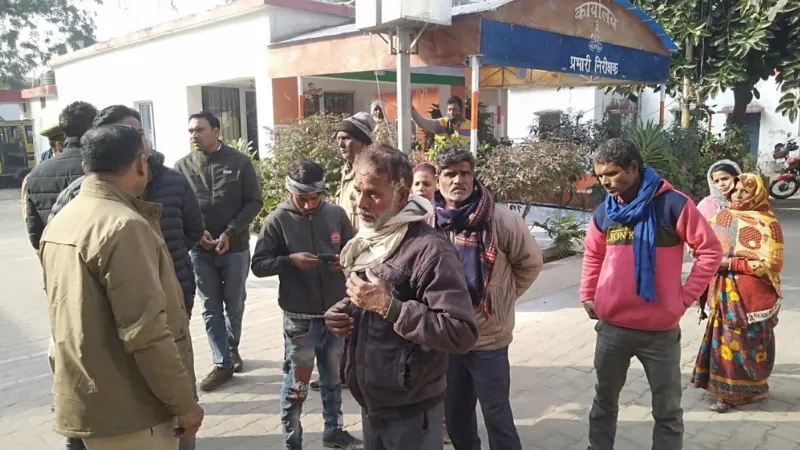 Kannauj News: किसान को जबरन ट्रांसफार्मर पर चढ़ाया, करंट से मौत, परिजनों ने किया हंगामा, पुलिस को नहीं उठाने दिया शव