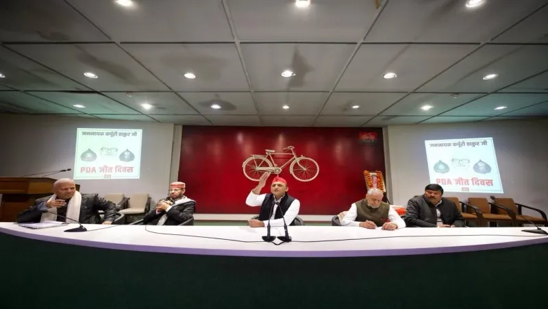 कर्पूरी ठाकुर की जयंती पर अखिलेश यादव ने किया नमन (1)