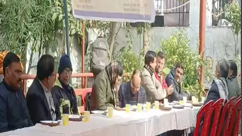 लखनऊ : मकर संक्रांति पर आयोजित भोज में सम्मानित कर खिलाई खिचड़ी, शामिल हुये डॉक्टर और तीमारदार