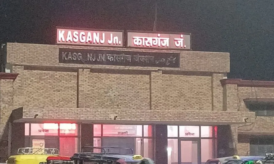 कासगंज: भीषण ठंड में चटक रहीं रेल पटरियां, खतरे में सफर 