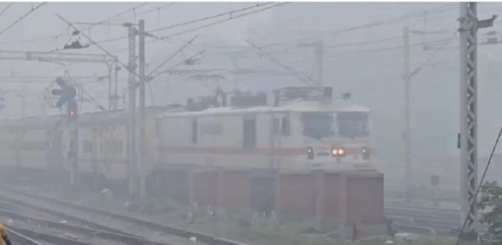 बरेली: कोहरे से बचाव के लिए ट्रेनों में लगाई गईं फॉग पास डिवाइस