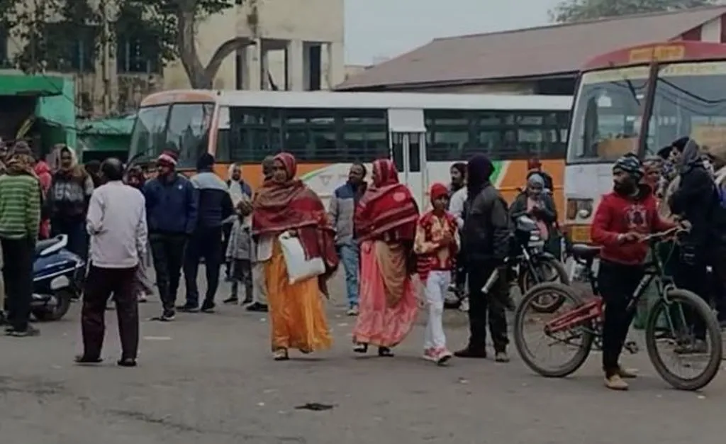बदायूं: सरकार के नए नियम से वाहनों के चक्के जाम, भटकते रहे यात्री