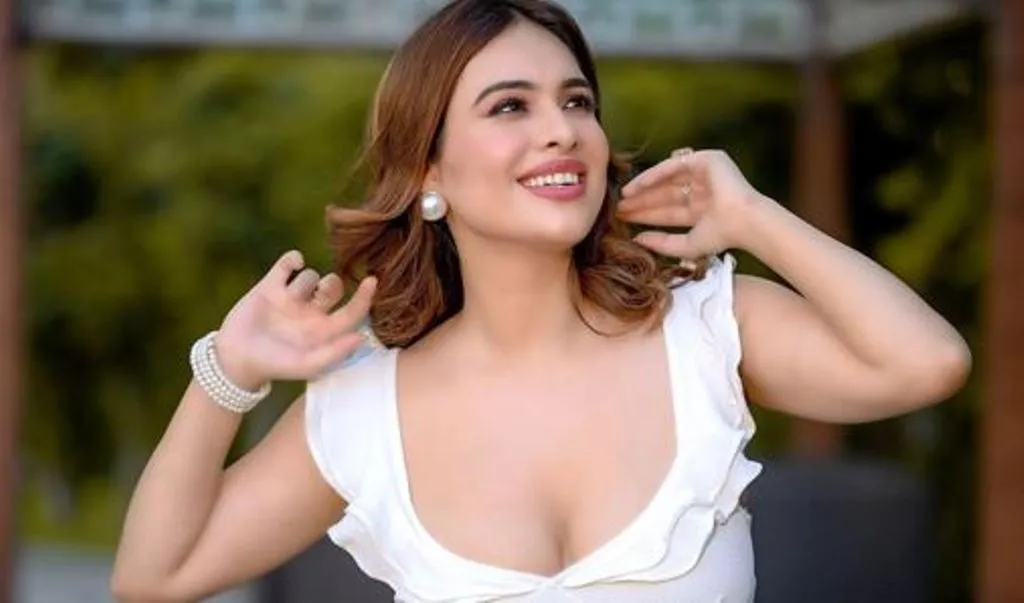 पार्टी में पहनकर जाना है डीप नेक ड्रेस, चेहरे के साथ शरीर के इन हिस्सों पर भी जरूर करें मेकअप, जानें तरीका