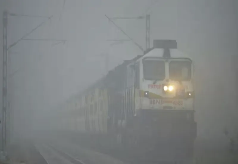 मुरादाबाद : कोहरे की वजह से रेल यातायात प्रभावित, लोकल ट्रेनों के विलम्ब से यात्री परेशान