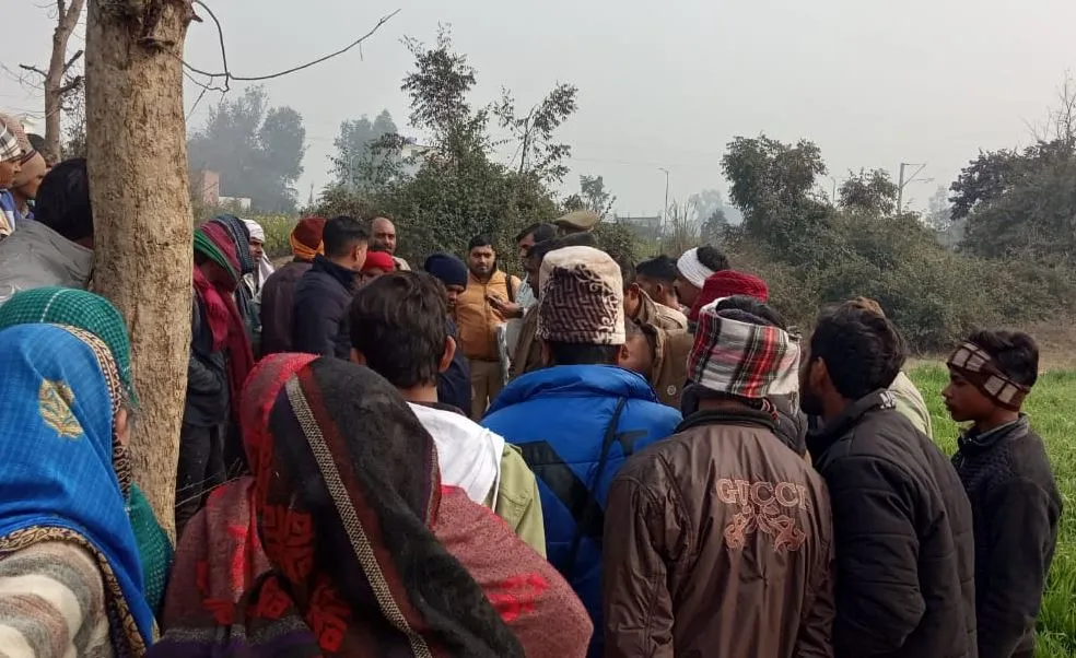 कासगंज: खेत में पेड़ पर झूलता मिला व्यक्ति का शव, परिजनों का रो-रोकर बुरा हाल  