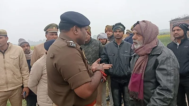 Kanpur Dehat News: ठेलिया में चाट बेचकर करता था परिवार का भरण-पोषण; खेत में पड़ा मिला शव, परिजनों का रो-रोकर बुरा हाल