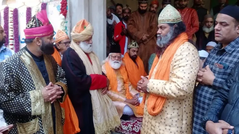 रामपुर : ख्वाजा गरीब नवाज की दरगाह पर चादरपोशी कर मांगी दुआएं