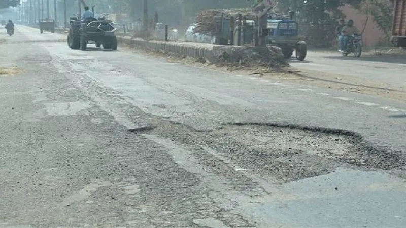 Kanpur: सड़क के गड्ढे से युवक की मौत के मामले में जांच शुरू; डीएम से मांगा गया जवाब, बीते 16 दिसंबर को हुआ था हादसा...