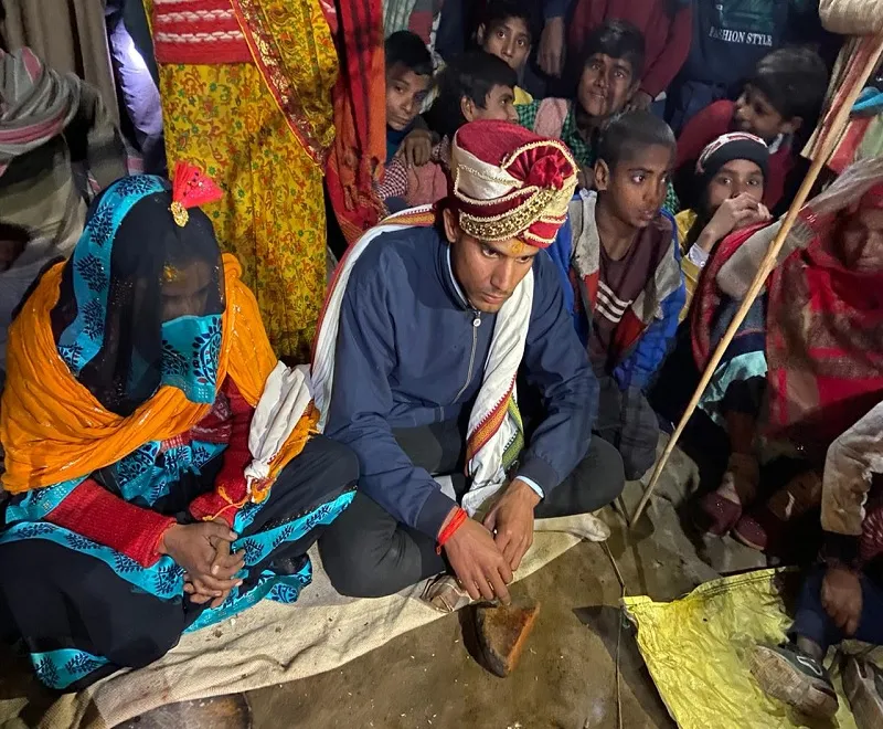 संभल : प्रेमिका से मिलने गया था युवक, घरवालों ने पकड़कर कर दी शादी