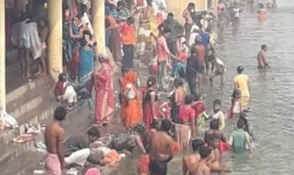 कासगंज: पौष पूर्णिमा पर हर-हर गंगे के स्वर से गूंजे गंगा घाट, श्रद्धालुओं ने किए देवदर्शन 