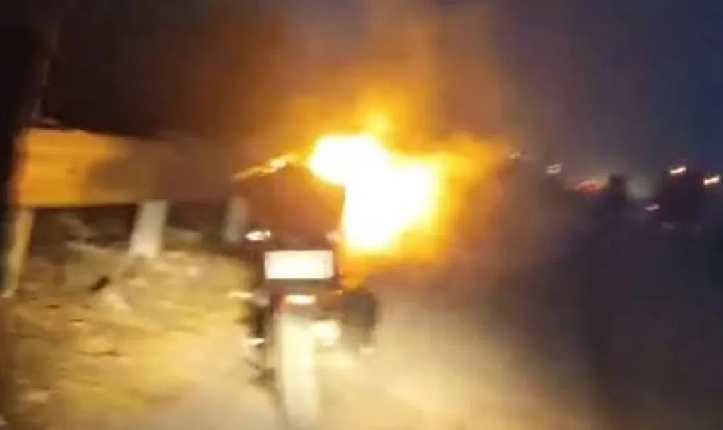 रामपुर: हाईवे पर चलती बाइक बनी आग का गोला, मचा हड़कंप