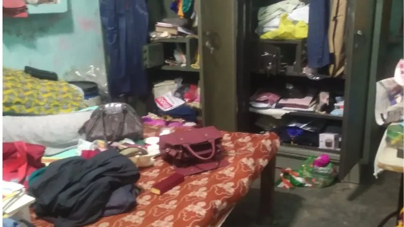 Kanpur News: चोरों ने सूने घर को बनाया निशाना, लाखों रुपये व जेवर के साथ फरार, घटना सीसीटीवी कैमरे में हुई कैद...