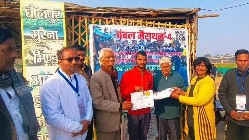 UP News: चंबल मैराथन में 42 किलोमीटर दौड़ कर विजेता बने मुरैना के शैलेंद्र, दूसरे स्थान पर औरैया के सत्यपाल सिंह रहे