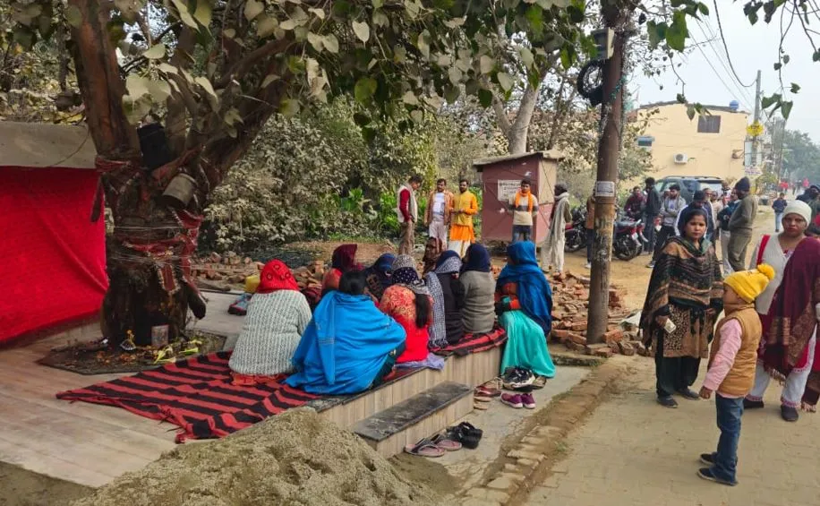 पीलीभीत: महिलाओं ने मंदिर में शुरू किया कीर्तन, छावनी बना हाइवे..एक दिन पहले भी चला था हंगामा