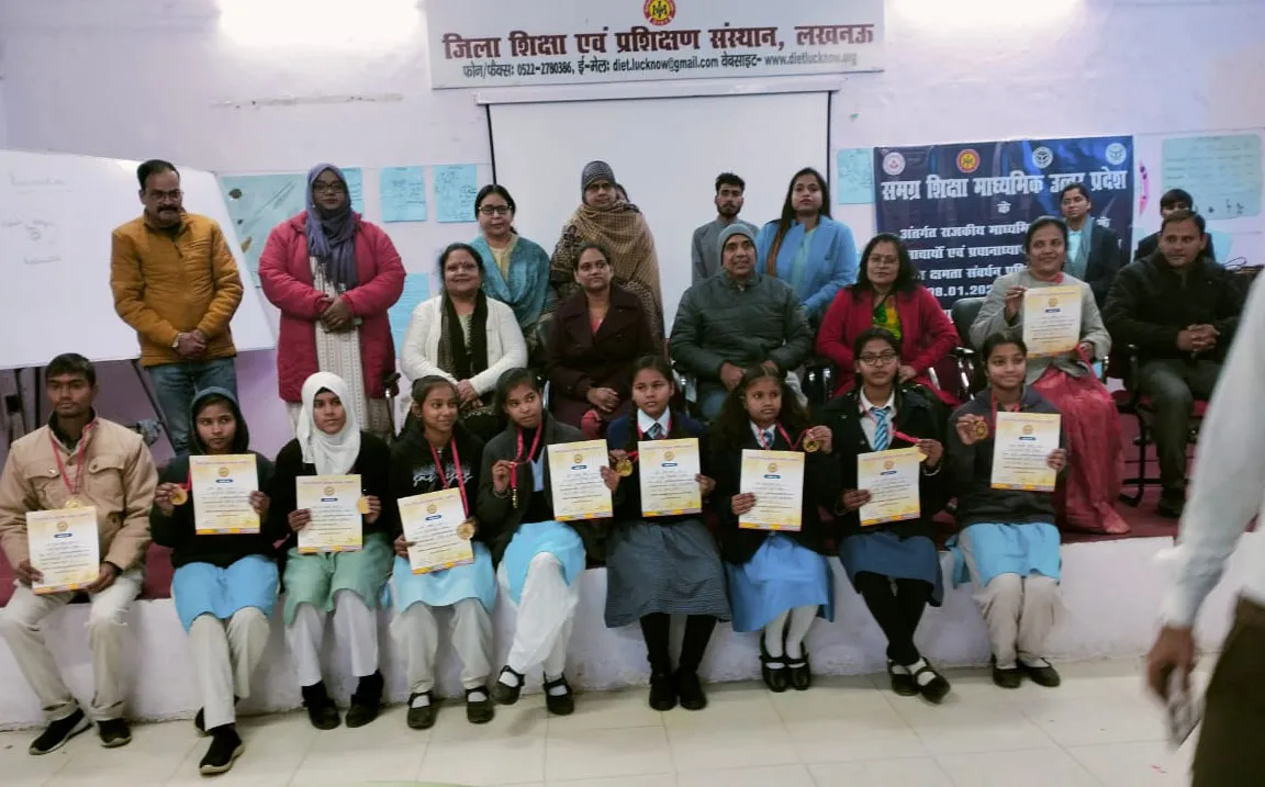 छात्राओं को