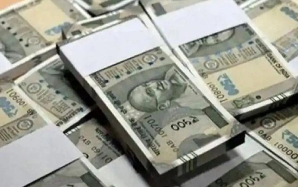 रुपया 11 पैसे की गिरावट के साथ 83.32 प्रति डॉलर पर पहुंचा 