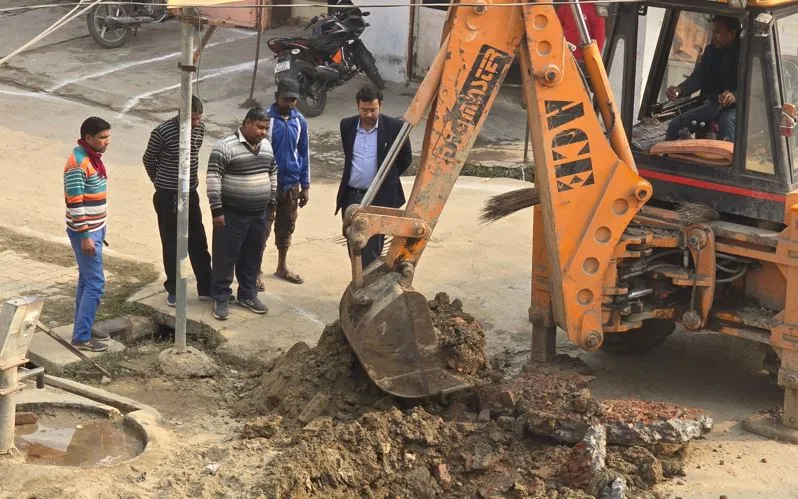 पीलीभीत: अशोक कॉलोनी में खोदते रहे गड्ढे, लीकेज 500 मीटर दूर निकला, लोग बोले - पालिका की अनुभवहीन टीम ने कर दिया परेशान!