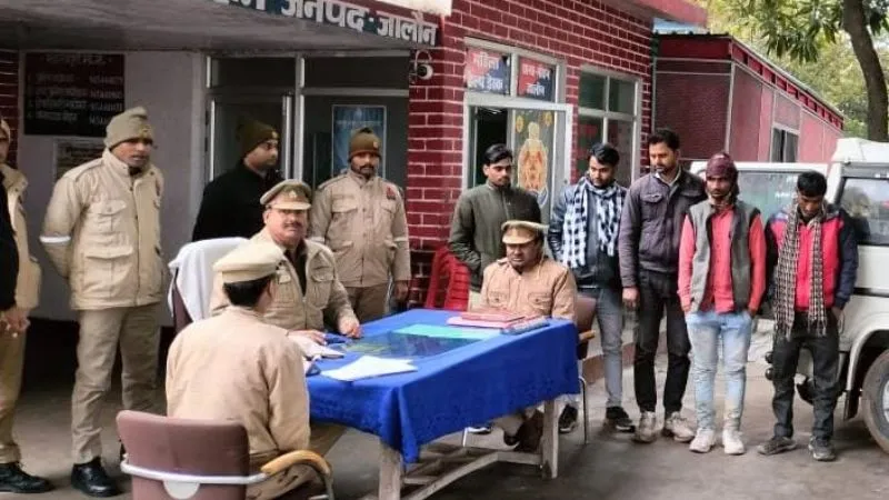 Jalaun News: हूटर लगाकर प्रेस लिखी गाड़ी में रंगबाजी से चलते थे...पुलिस ने ली तलाशी तो हकीकत आई सामने... पढ़ें पूरी खबर.... 